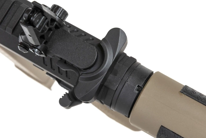 Pistolet maszynowy ASG Specna Arms M4 SA-FX01 FLEX™ HAL ETU Half-Tan z pomarańczowym urządzeniem wylotowym