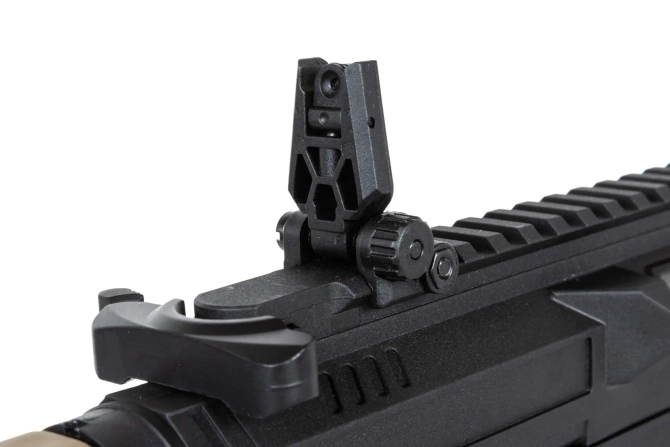 Pistolet maszynowy ASG Specna Arms SA-FX02 FLEX™ HAL ETU Half-Tan z pomarańczowym urządzeniem wylotowym