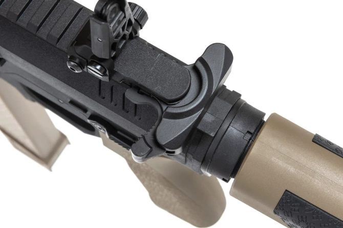 Pistolet maszynowy ASG Specna Arms SA-FX02 FLEX™ HAL ETU Half-Tan z pomarańczowym urządzeniem wylotowym