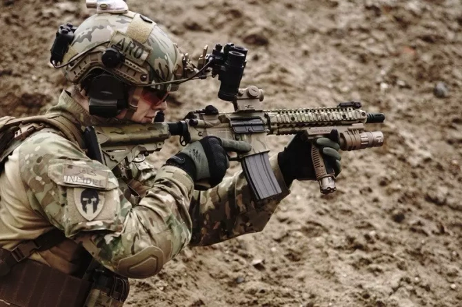 Replika celownika kolimatorowego Compact III (montaż wysoki + niski) - czarna